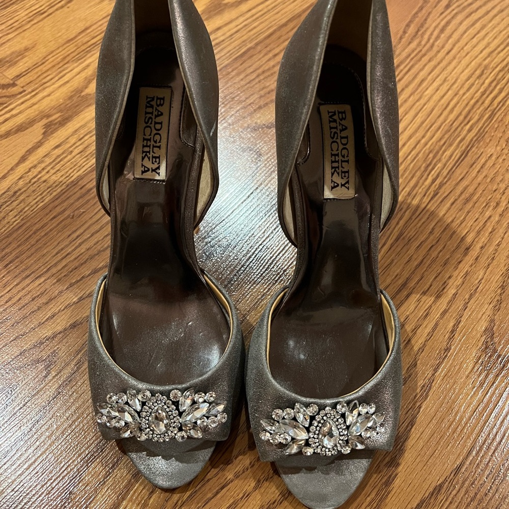 Badgley Mischka silver/ gray heels in size 7